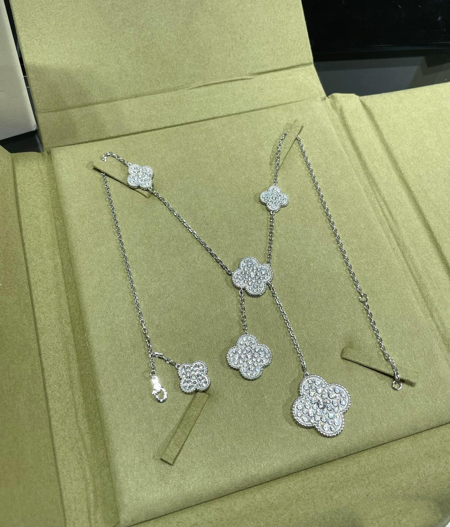 ˇGilded EraˇCLOVER 6 MOTIF DIAMOND PAVED NECKLACE