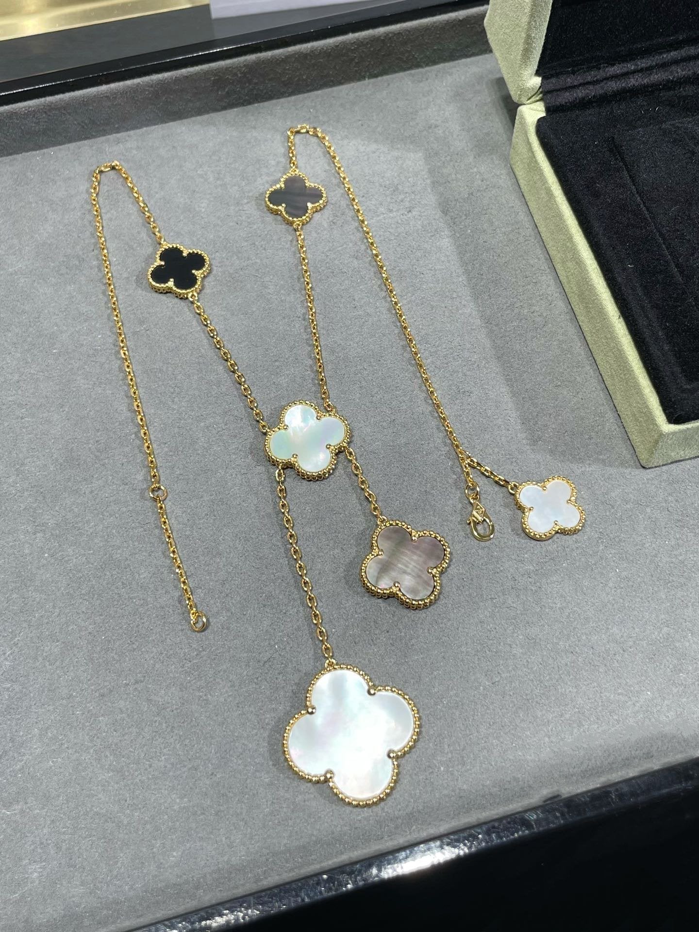 ˇGilded EraˇCLOVER 6 MOTIF MOP ONYX GOLD NECKLACE