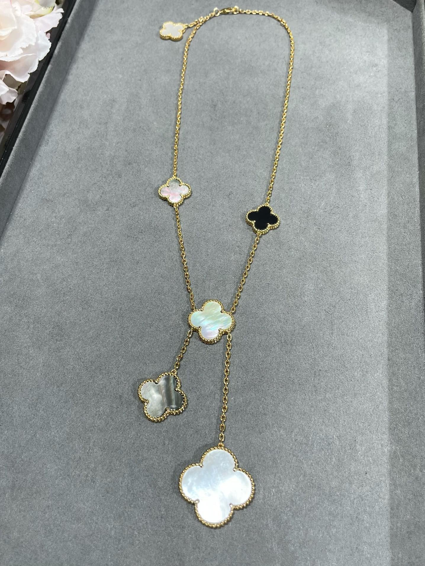 ˇGilded EraˇCLOVER 6 MOTIF MOP ONYX GOLD NECKLACE