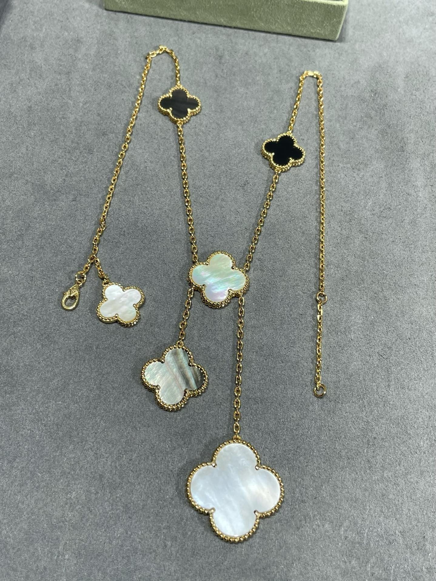 ˇGilded EraˇCLOVER 6 MOTIF MOP ONYX GOLD NECKLACE
