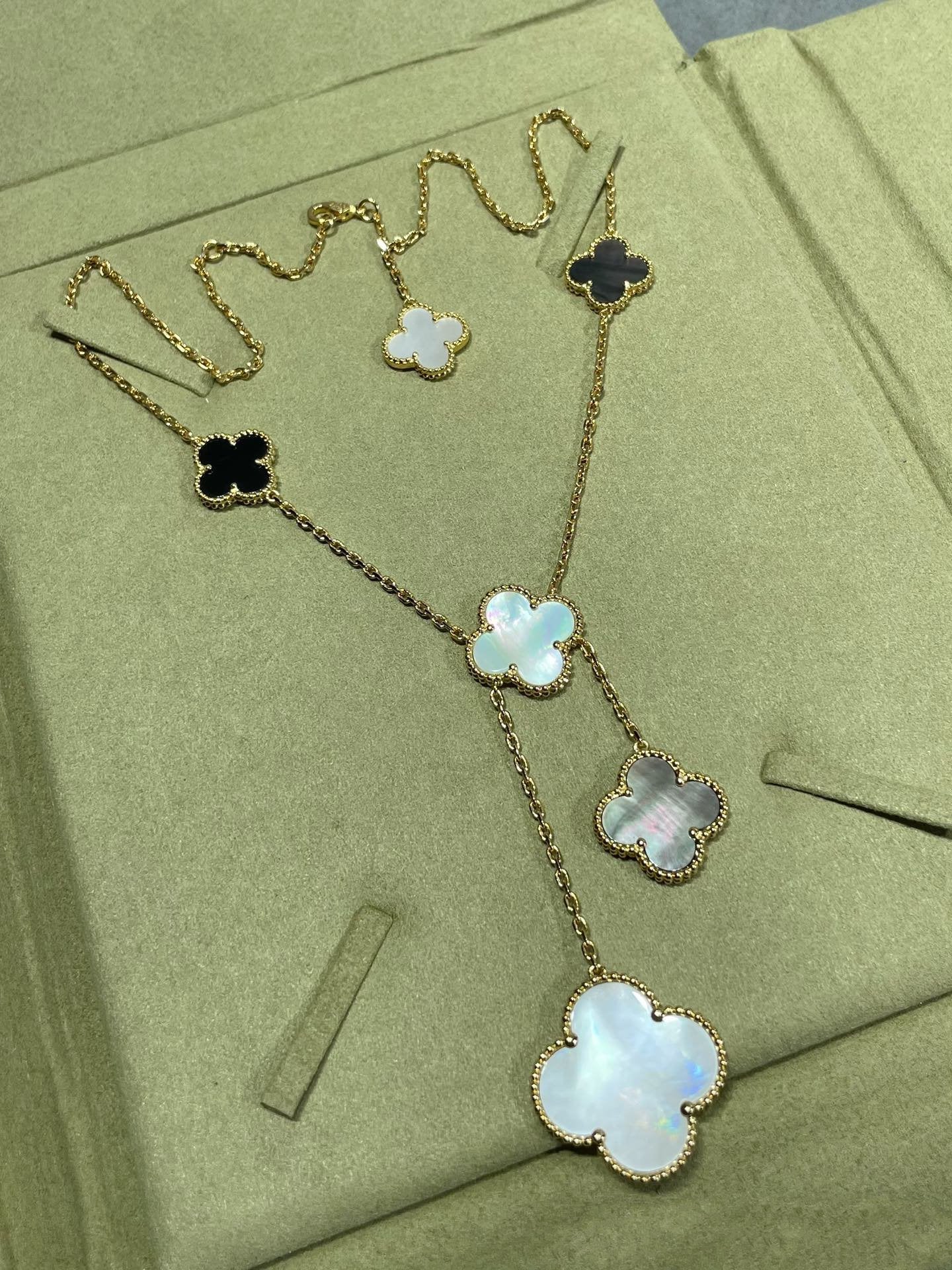 ˇGilded EraˇCLOVER 6 MOTIF MOP ONYX GOLD NECKLACE