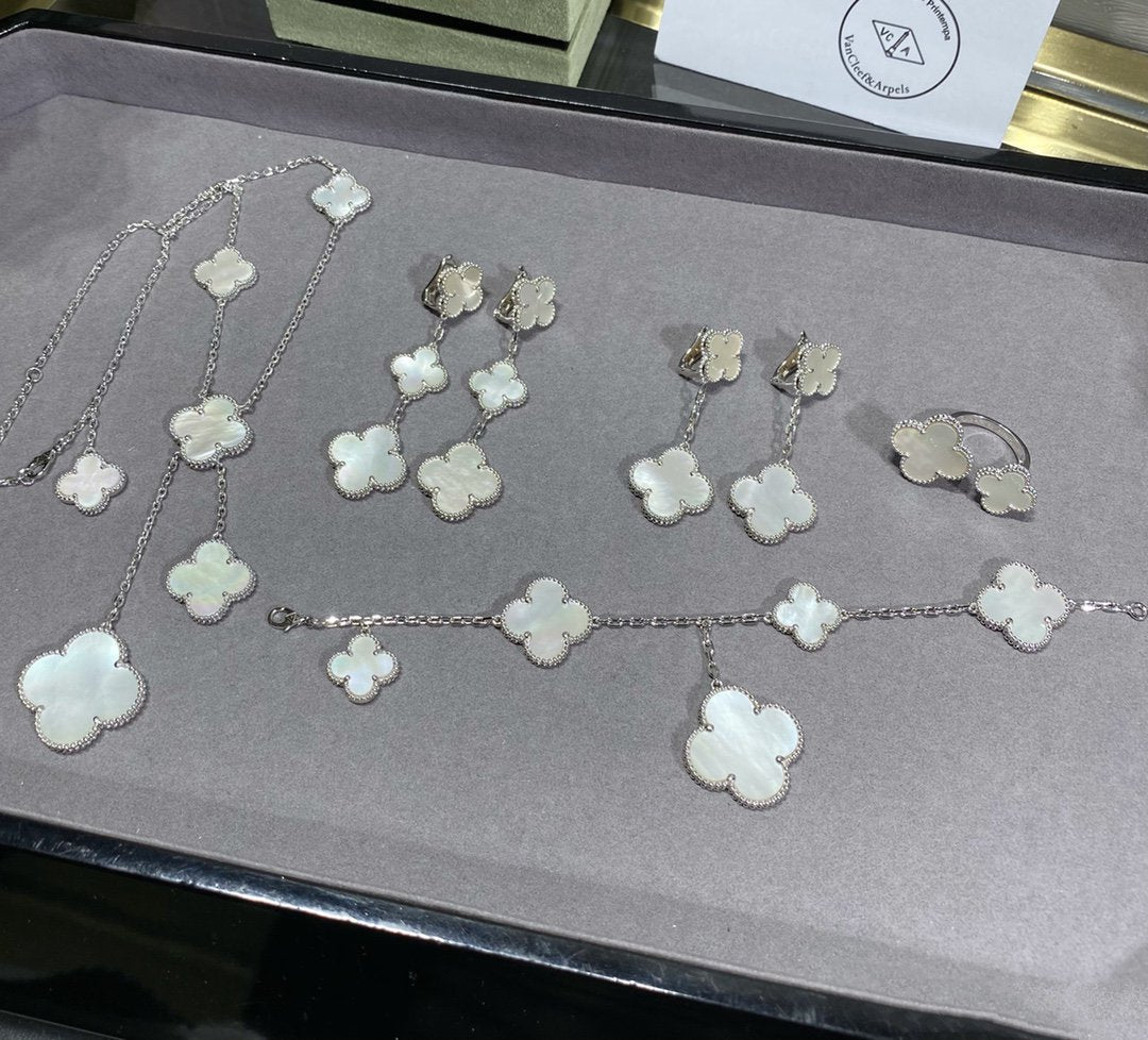 ˇGilded EraˇCLOVER 5 MOTIF WHITE MOP SILVER BRACELET