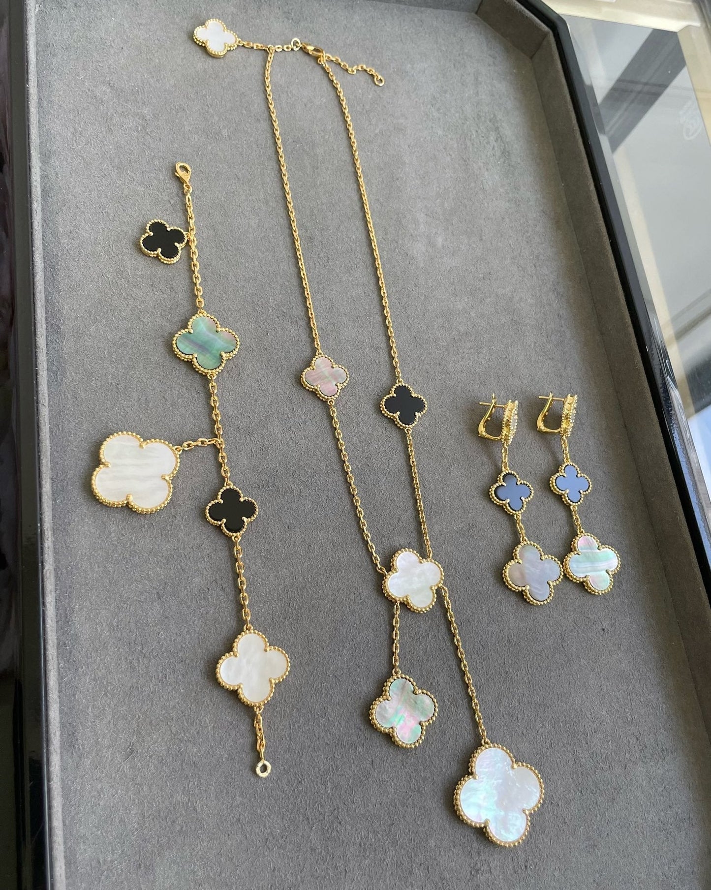 ˇGilded EraˇCLOVER 3 MOTIF MOP ONYX DARK MOP PINK GOLD EARRINGS