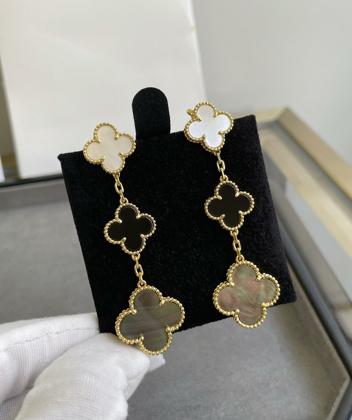 ˇGilded EraˇCLOVER 3 MOTIF MOP ONYX DARK MOP PINK GOLD EARRINGS