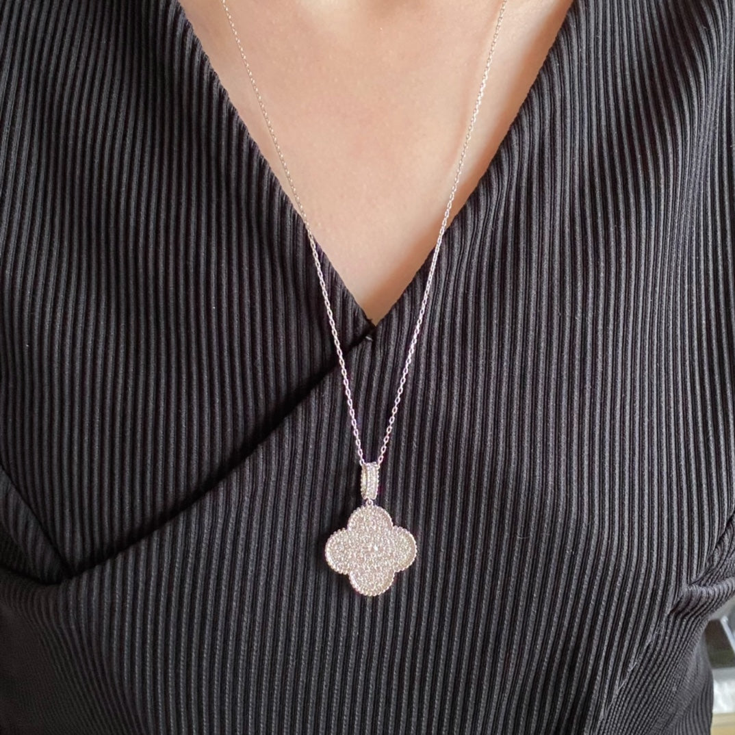 ˇGilded EraˇCLOVER 25MM LARGE PEDANT DIAMOND PAVED LONG NECKLACE