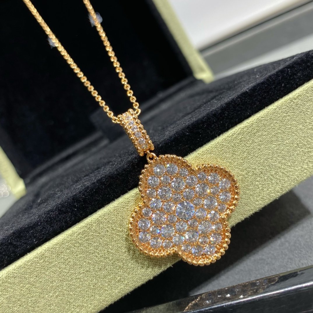 ˇGilded EraˇCLOVER 25MM LARGE PEDANT DIAMOND PAVED LONG NECKLACE