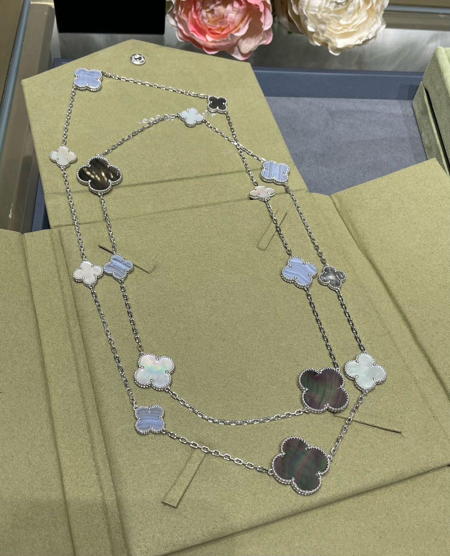 ˇGilded EraˇCLOVER 16 MOTIF CHALCEDONY MOP SILVER NECKLACE