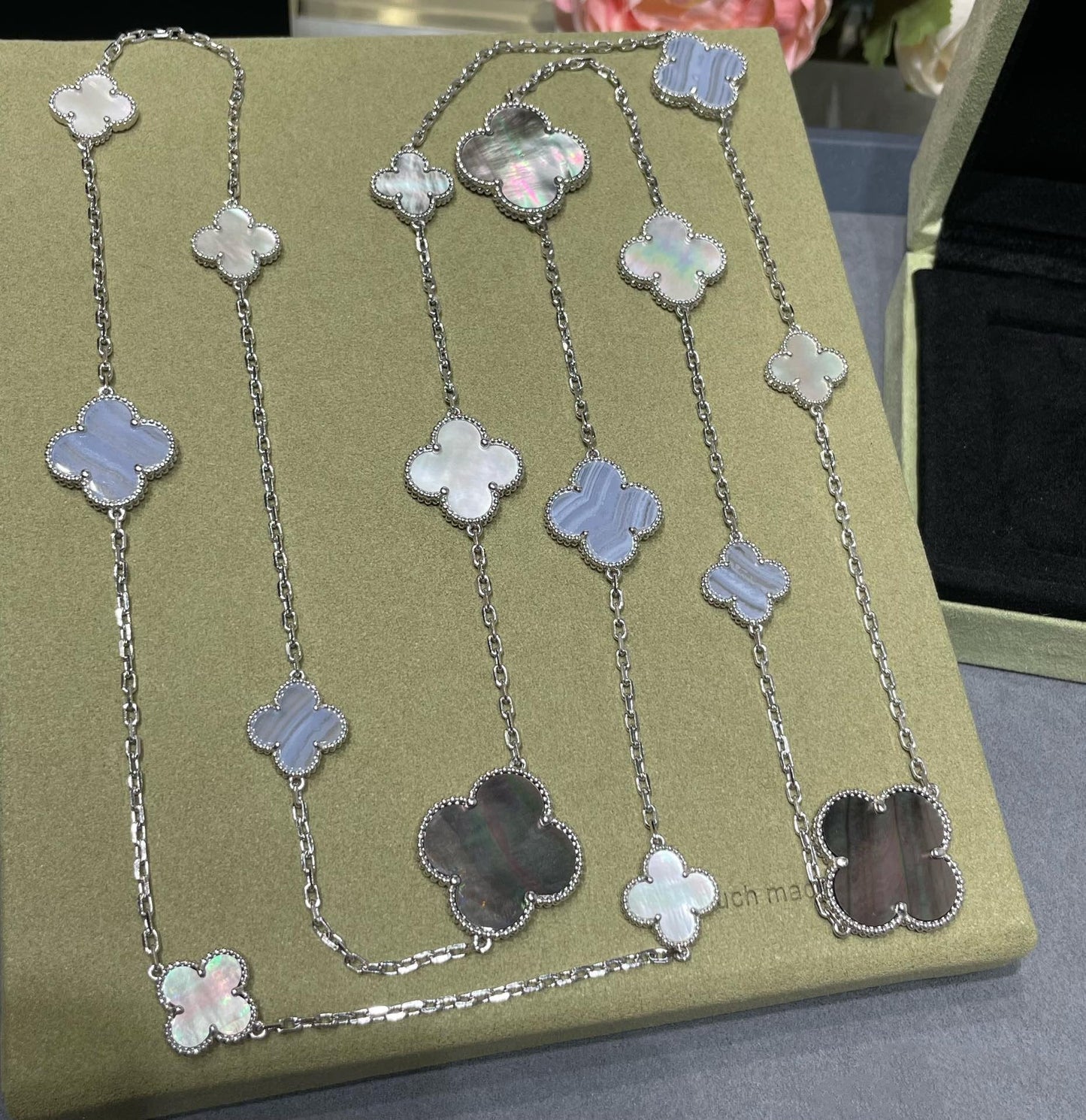 ˇGilded EraˇCLOVER 16 MOTIF CHALCEDONY MOP SILVER NECKLACE