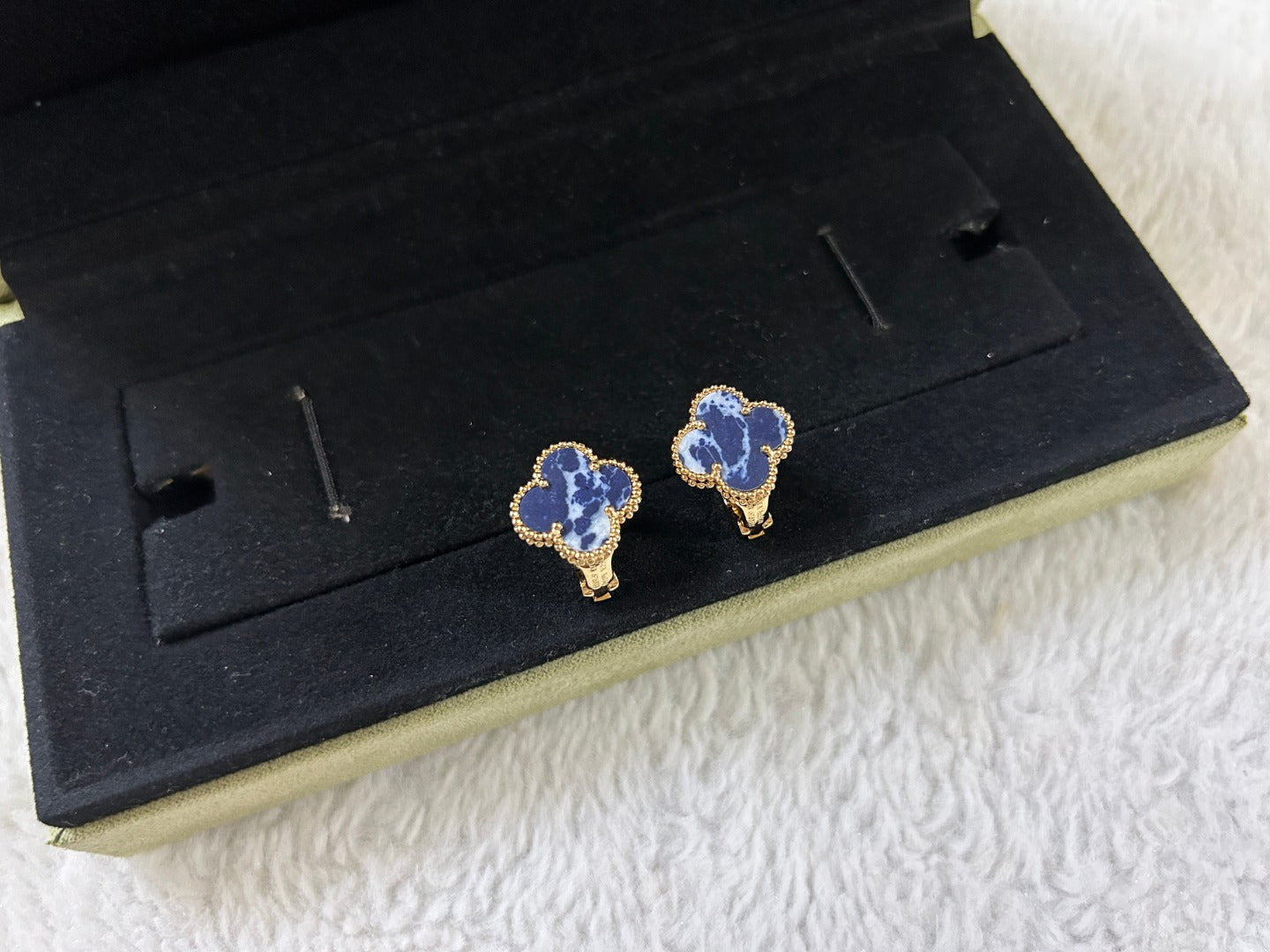 ˇGilded EraˇCLOVER PIETERSITE MEDIUM STUD EARRINGS