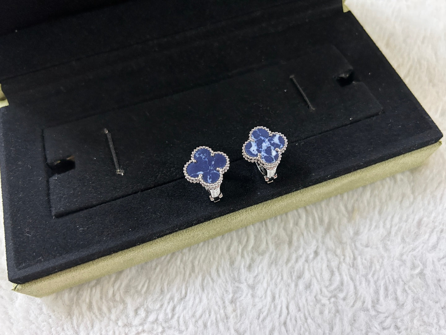 ˇGilded EraˇCLOVER PIETERSITE MEDIUM STUD EARRINGS