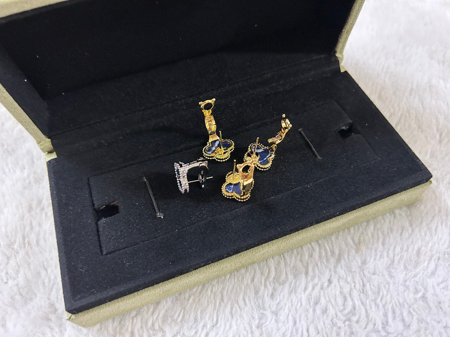 ˇGilded EraˇCLOVER PIETERSITE MEDIUM STUD EARRINGS