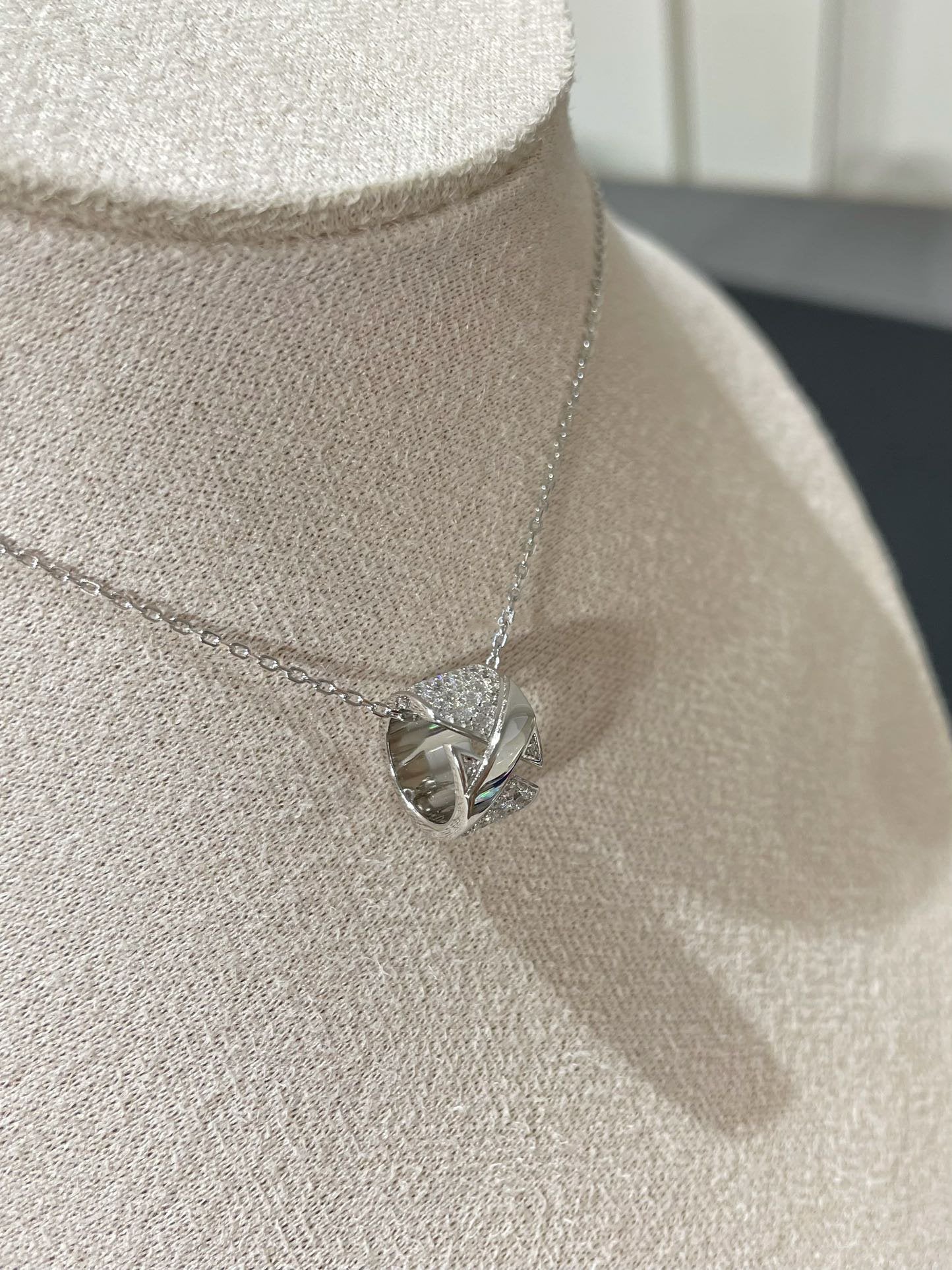 ˇGilded EraˇLIENS EVIDENCE DIAMOND PAVED NECKLACE