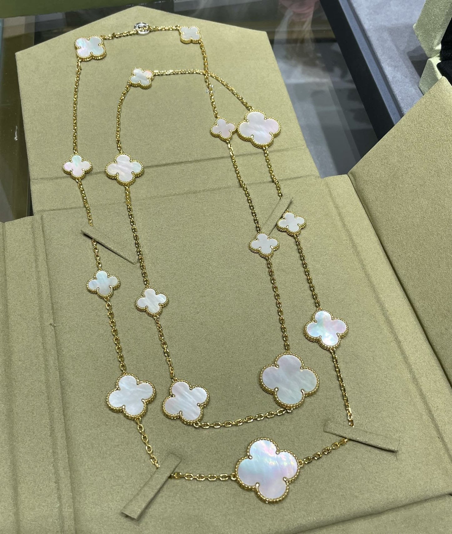 ˇGilded EraˇCLOVER 16 MOTIF WHITE MOP GOLD NECKLACE