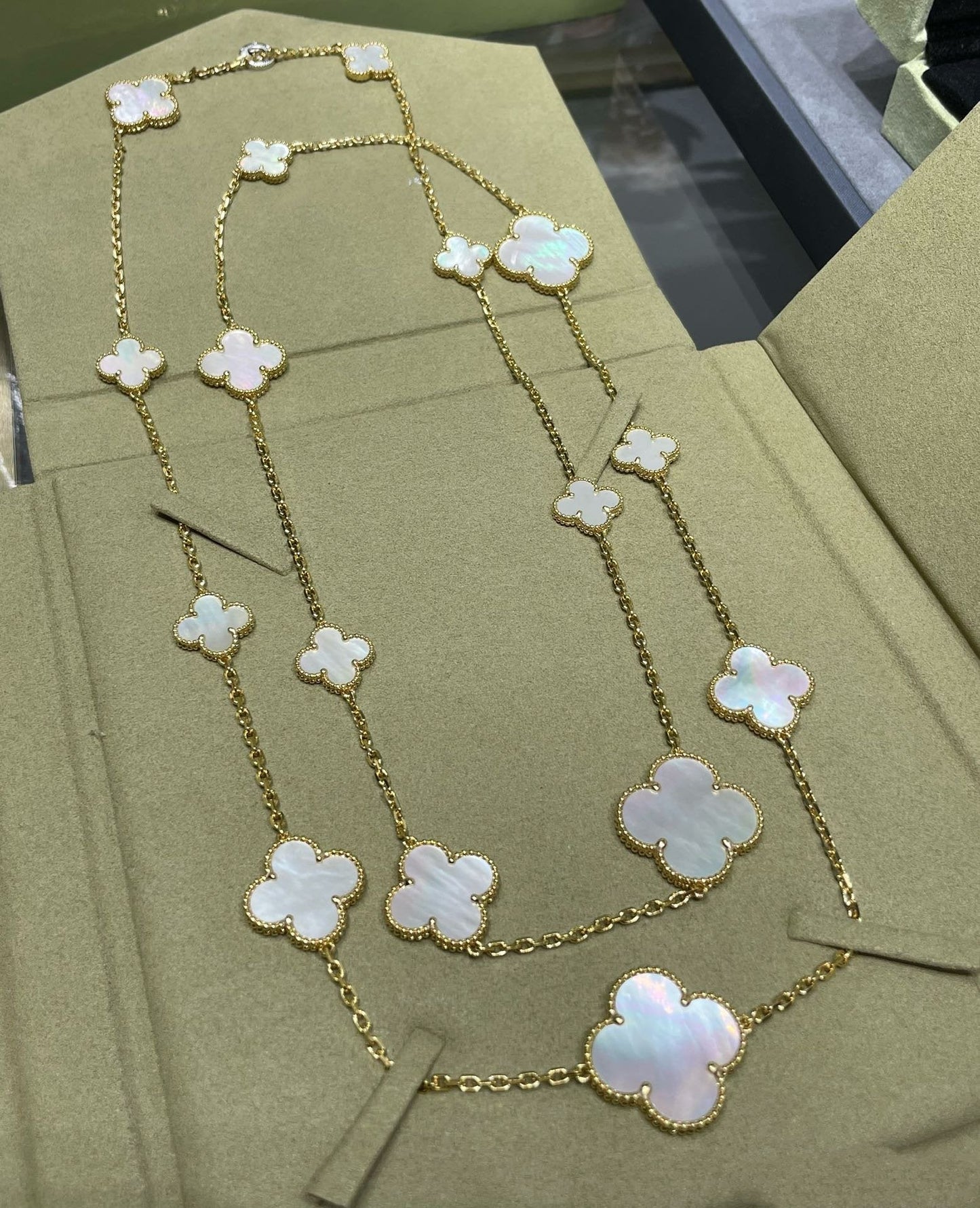 ˇGilded EraˇCLOVER 16 MOTIF WHITE MOP GOLD NECKLACE