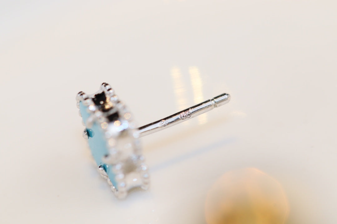 ˇGilded EraˇCLOVER MINI TURQUOISE SILVER STUD EARRINGS