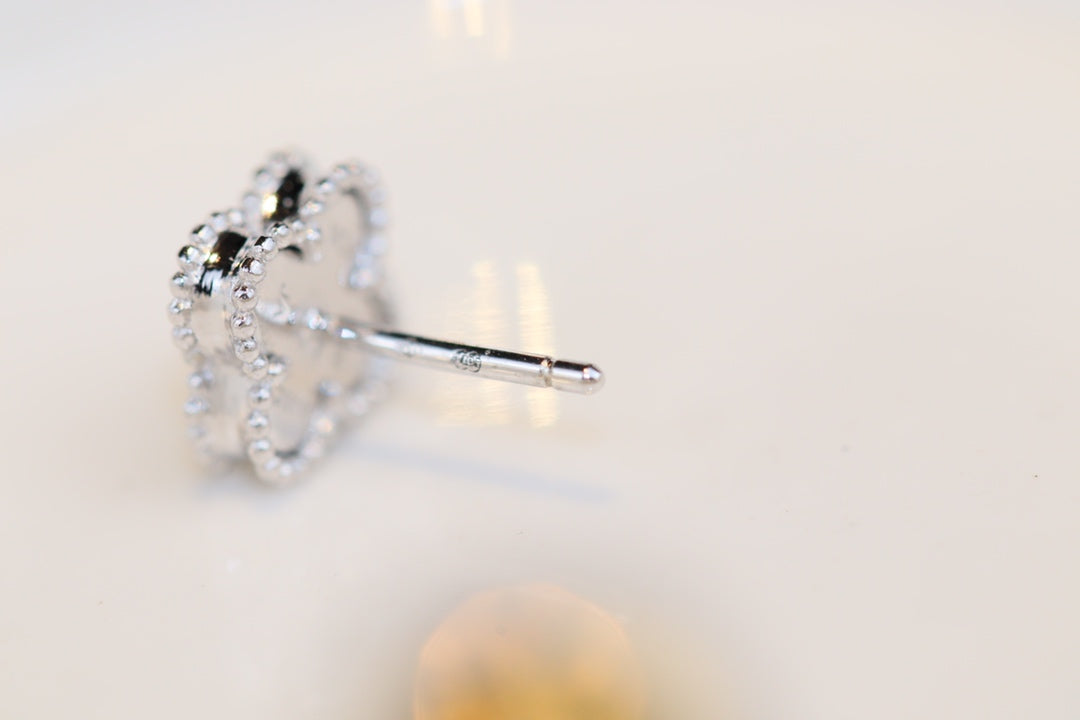 ˇGilded EraˇCLOVER MINI TURQUOISE SILVER STUD EARRINGS