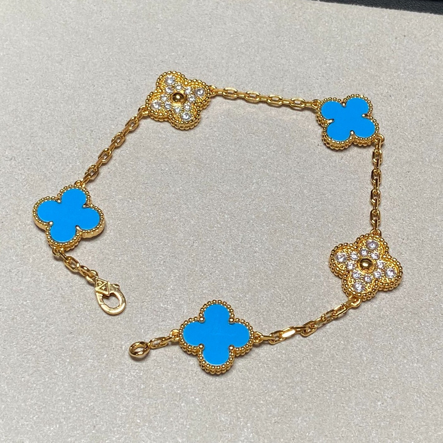 ˇGilded EraˇCLOVER 5 MOTIF BLUE CHALCEDONY DIAMOND GOLD BRACELET