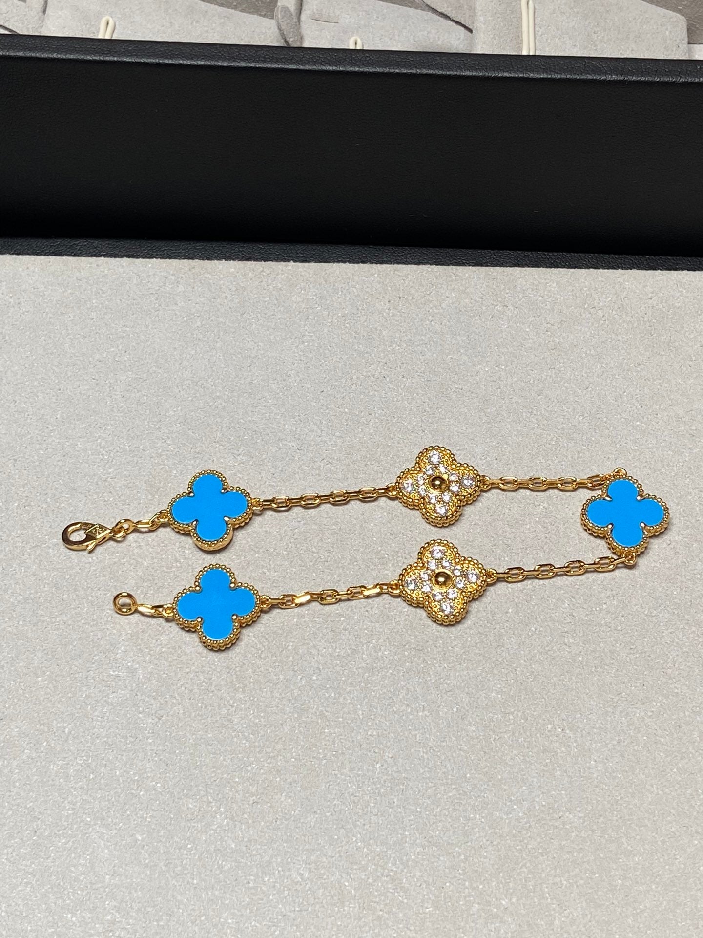ˇGilded EraˇCLOVER 5 MOTIF BLUE CHALCEDONY DIAMOND GOLD BRACELET