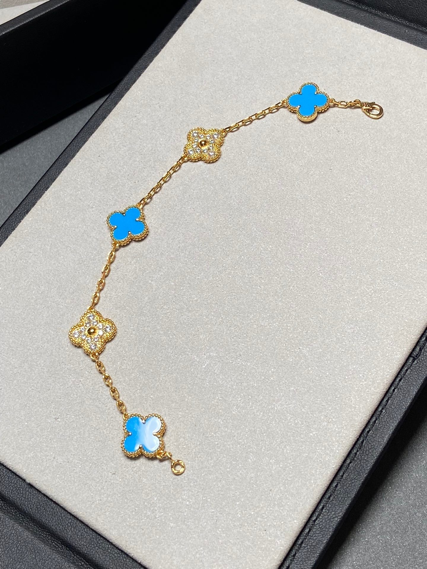 ˇGilded EraˇCLOVER 5 MOTIF BLUE CHALCEDONY DIAMOND GOLD BRACELET