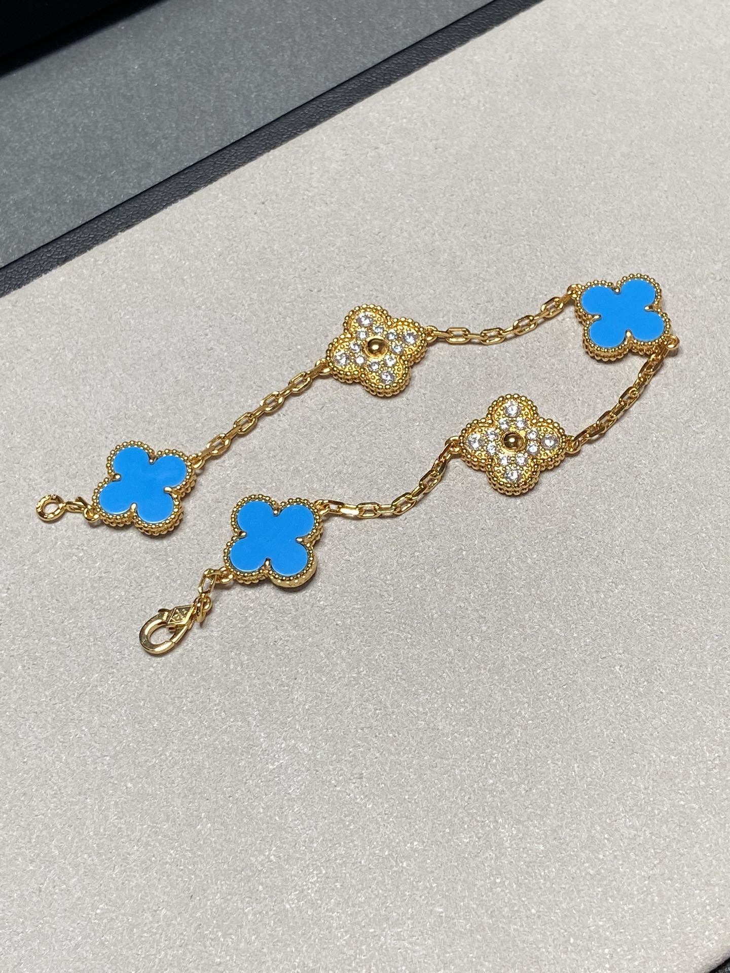 ˇGilded EraˇCLOVER 5 MOTIF BLUE CHALCEDONY DIAMOND GOLD BRACELET