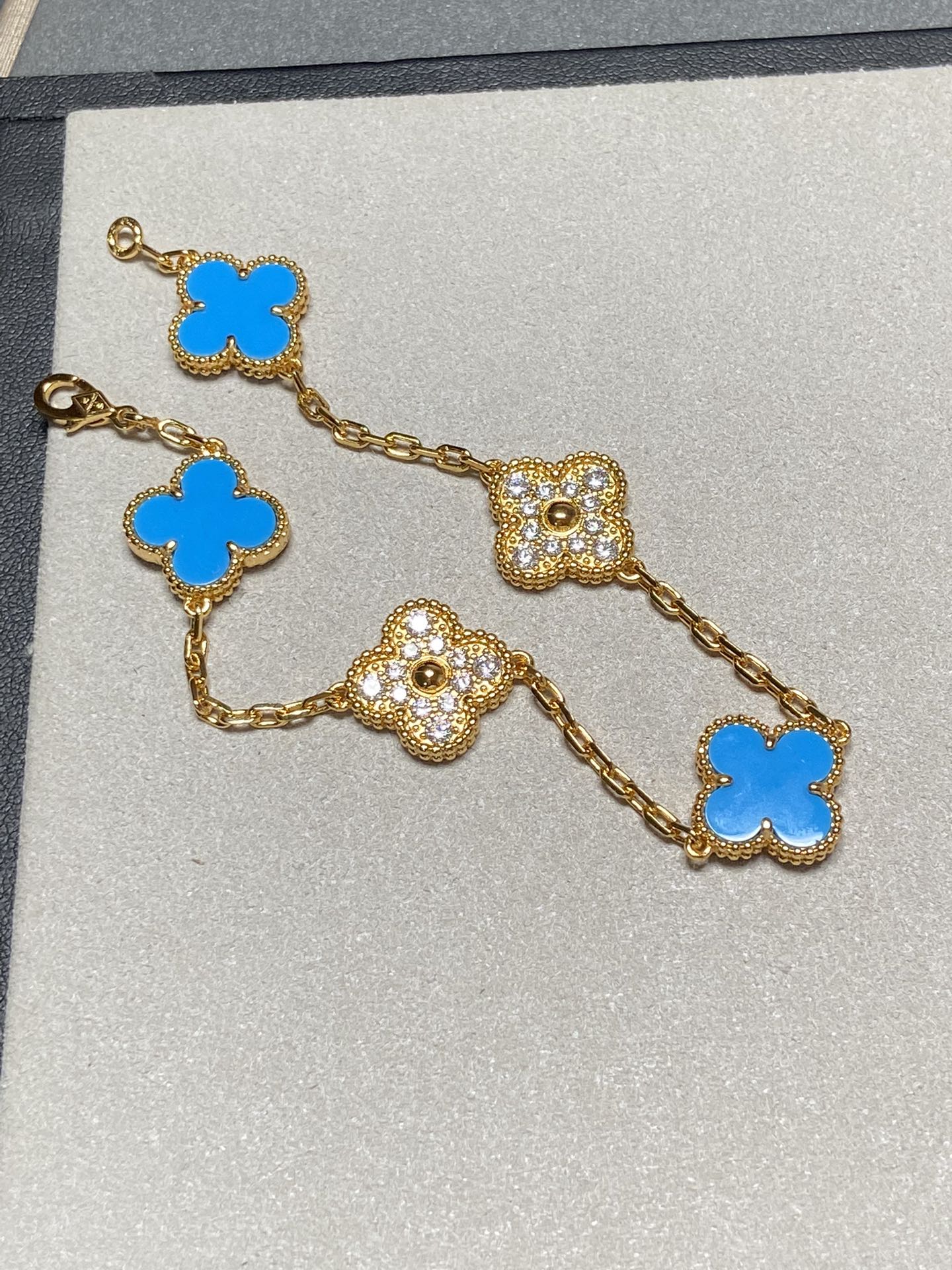 ˇGilded EraˇCLOVER 5 MOTIF BLUE CHALCEDONY DIAMOND GOLD BRACELET