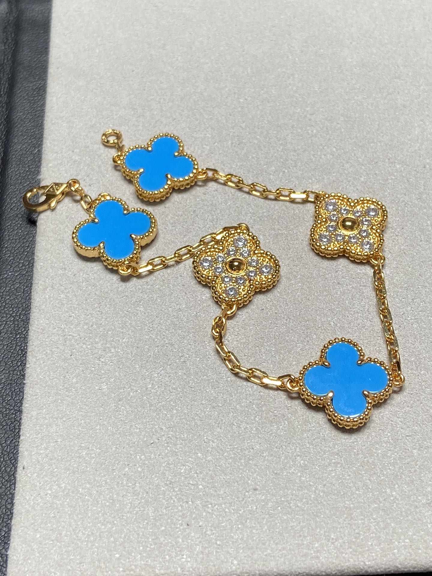 ˇGilded EraˇCLOVER 5 MOTIF BLUE CHALCEDONY DIAMOND GOLD BRACELET