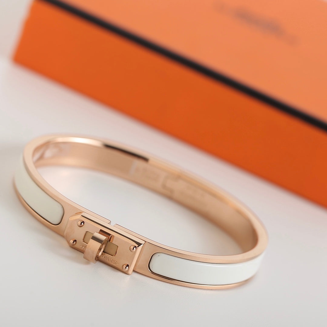 ˇGilded EraˇHM KELLY WHITE BRACELET