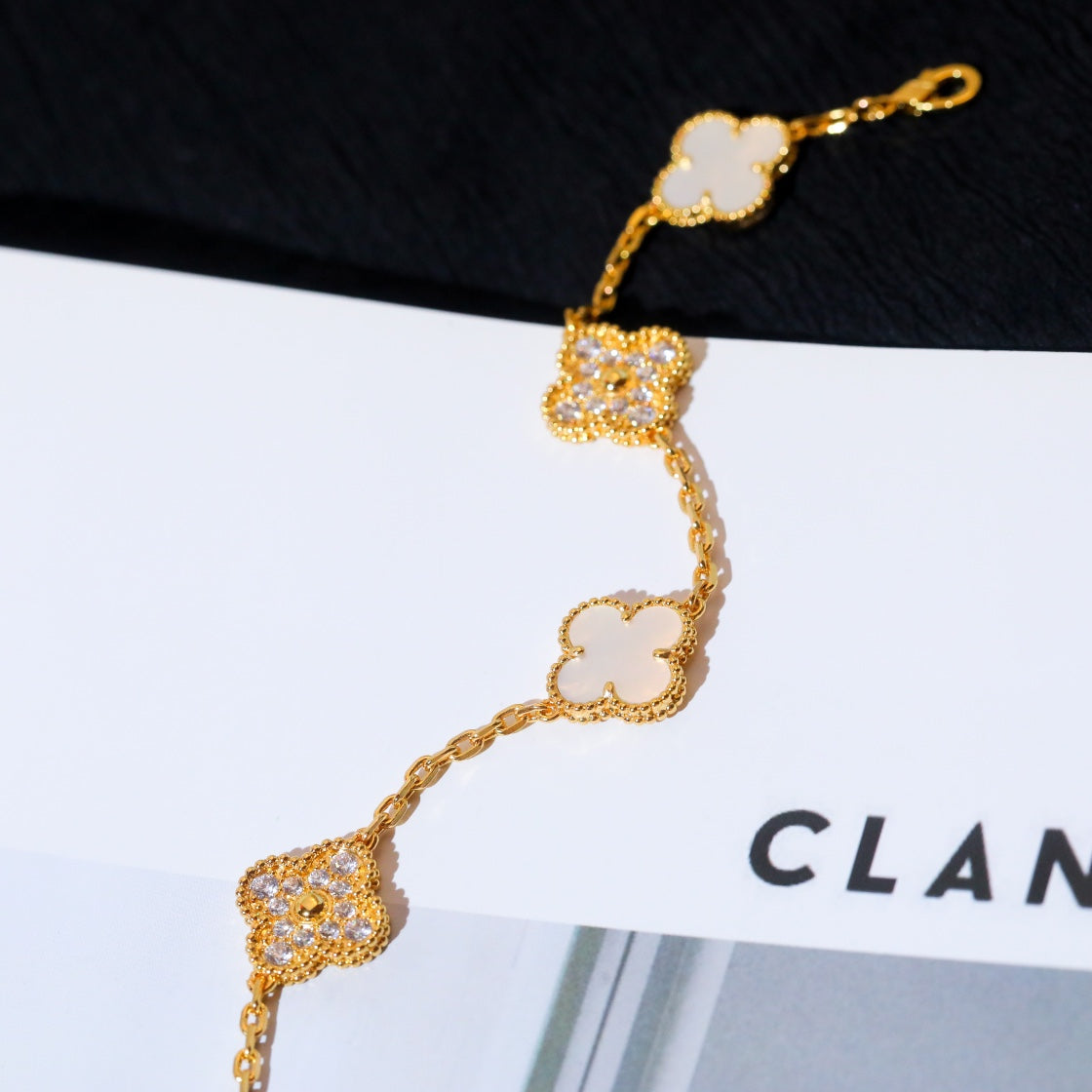 ˇGilded EraˇCLOVER BRACELET 5 MOTIF WHITE MOP DIAMOND