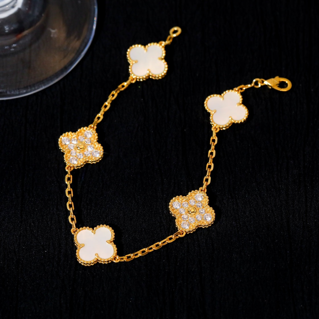 ˇGilded EraˇCLOVER BRACELET 5 MOTIF WHITE MOP DIAMOND