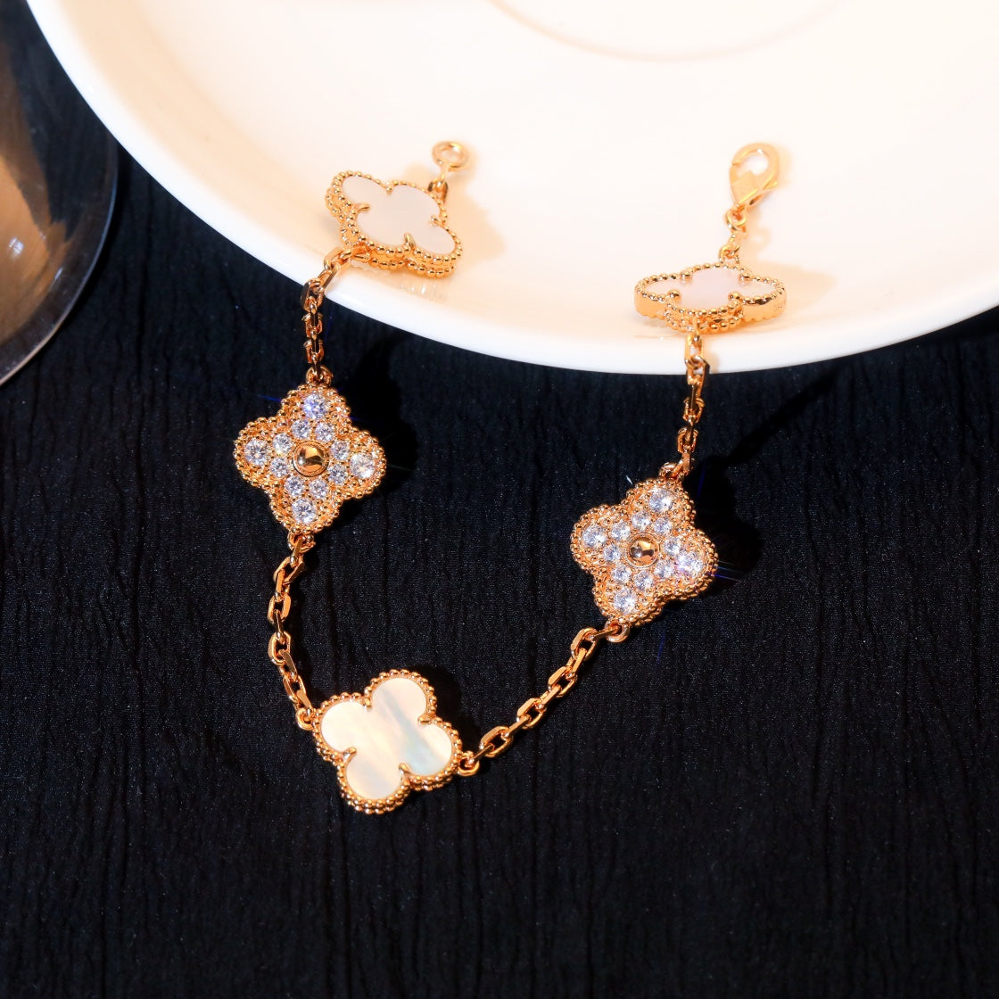 ˇGilded EraˇCLOVER BRACELET 5 MOTIF WHITE MOP DIAMOND