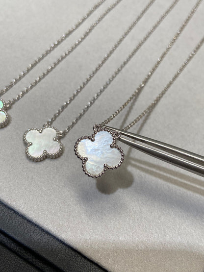 ˇGilded EraˇCLOVER 15MM MEDIUM WHITE MOP NECKLACE