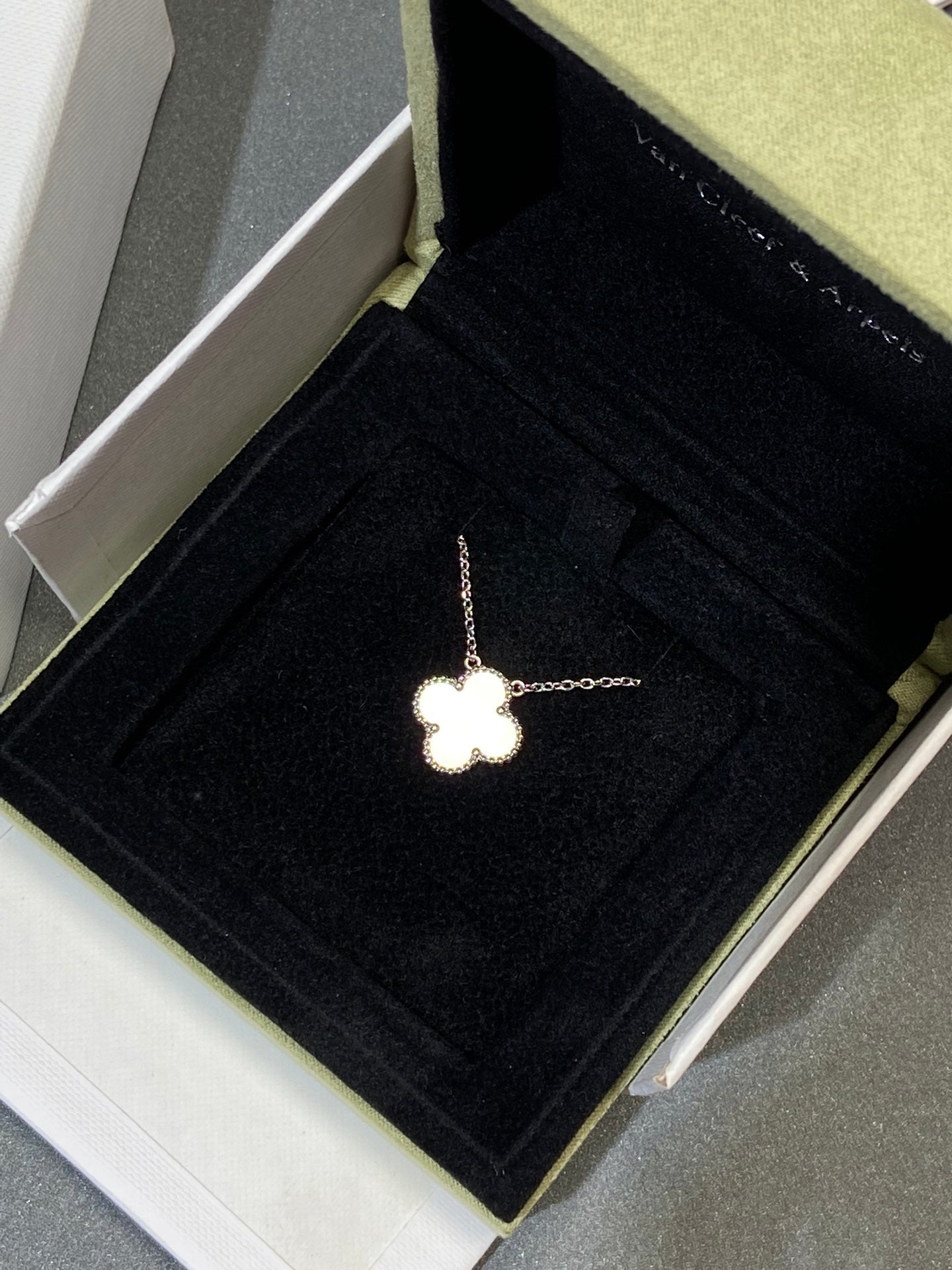 ˇGilded EraˇCLOVER 15MM MEDIUM WHITE MOP NECKLACE