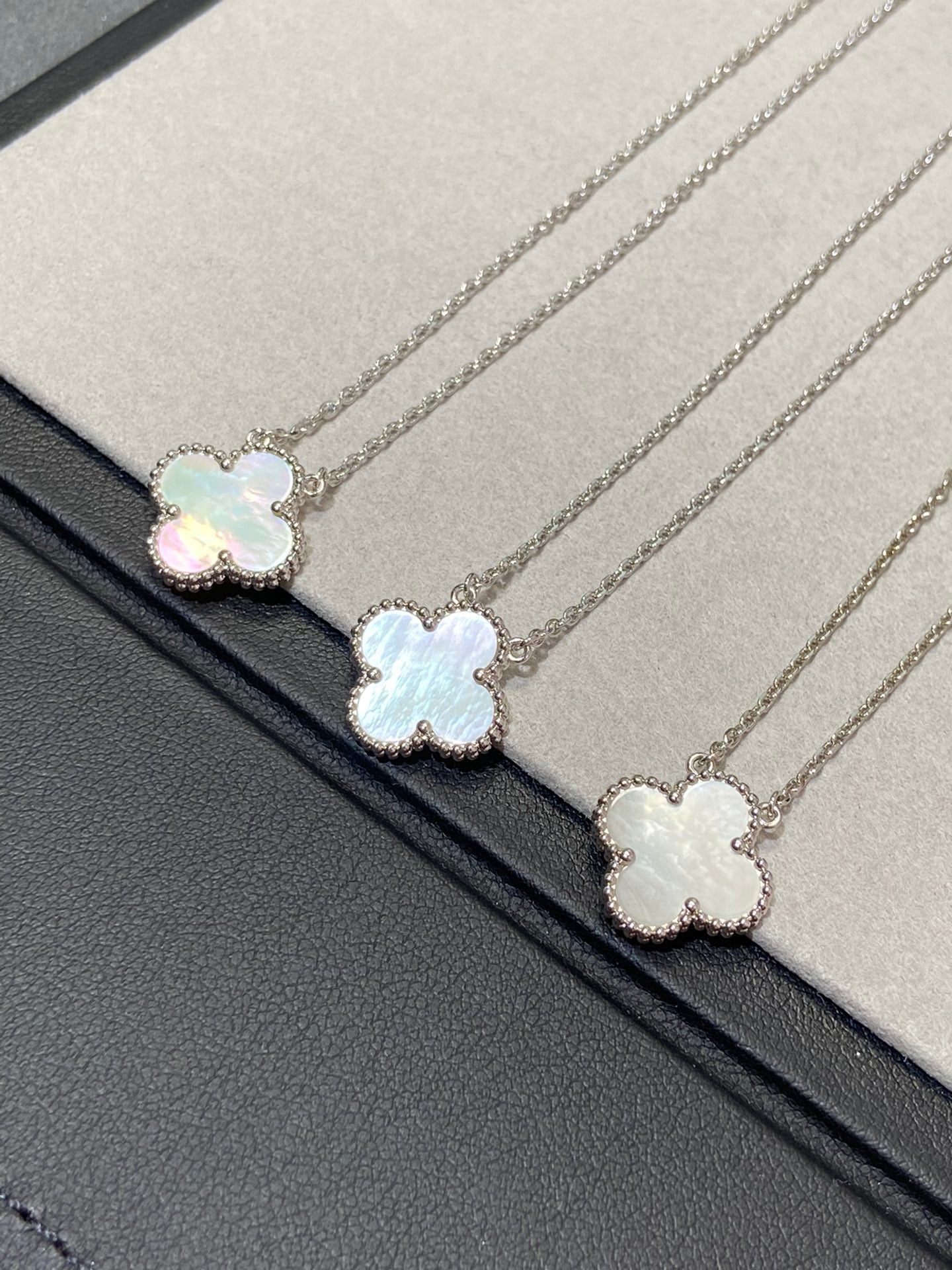 ˇGilded EraˇCLOVER 15MM MEDIUM WHITE MOP NECKLACE