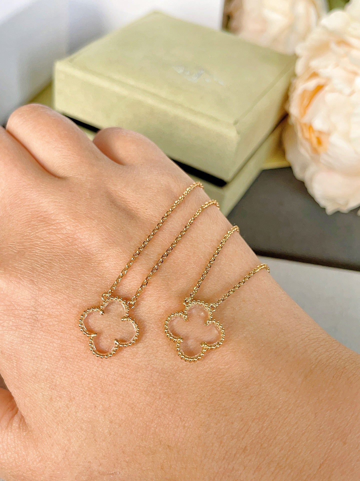 ˇGilded EraˇCLOVER ROCK CRYSTAL ROSE GOLD NECKLACE