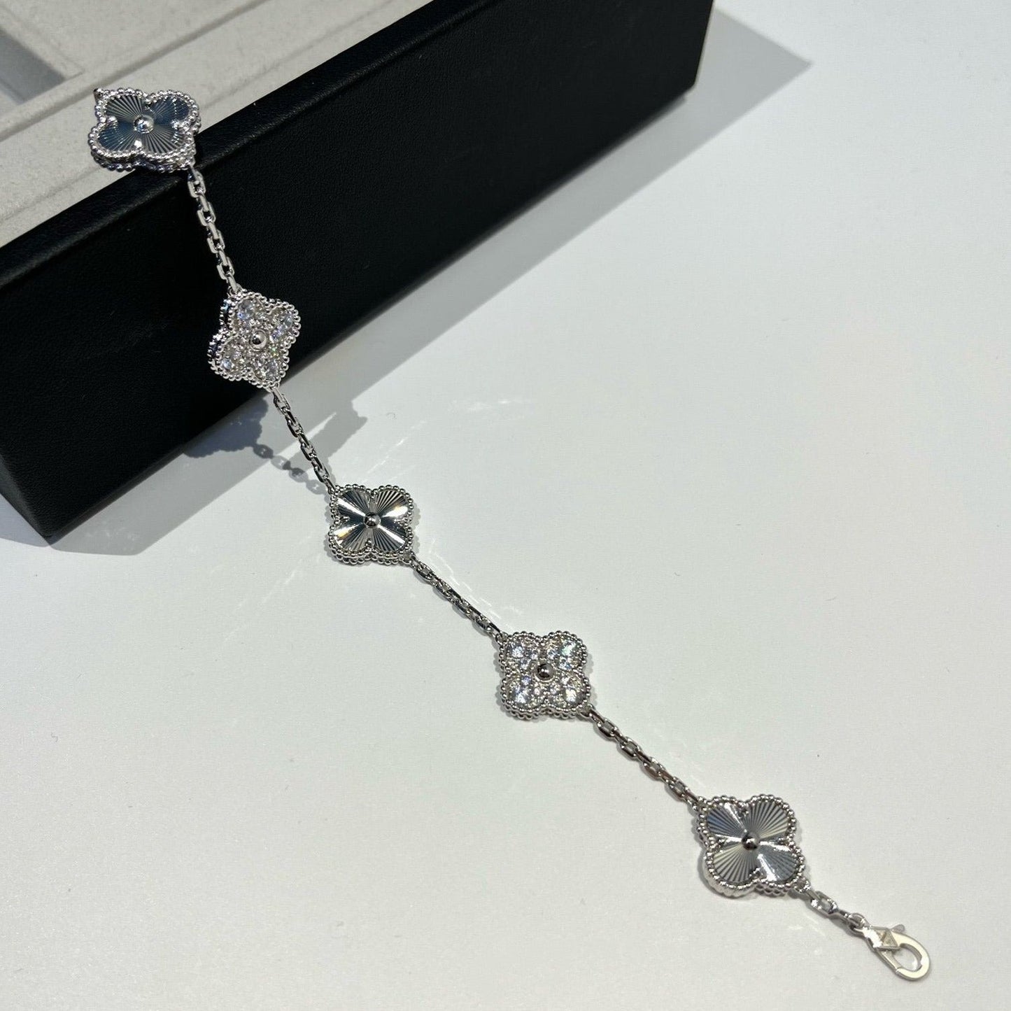 ˇGilded EraˇCLOVER 5 MOTIF SILVER DIAMOND BRACELET