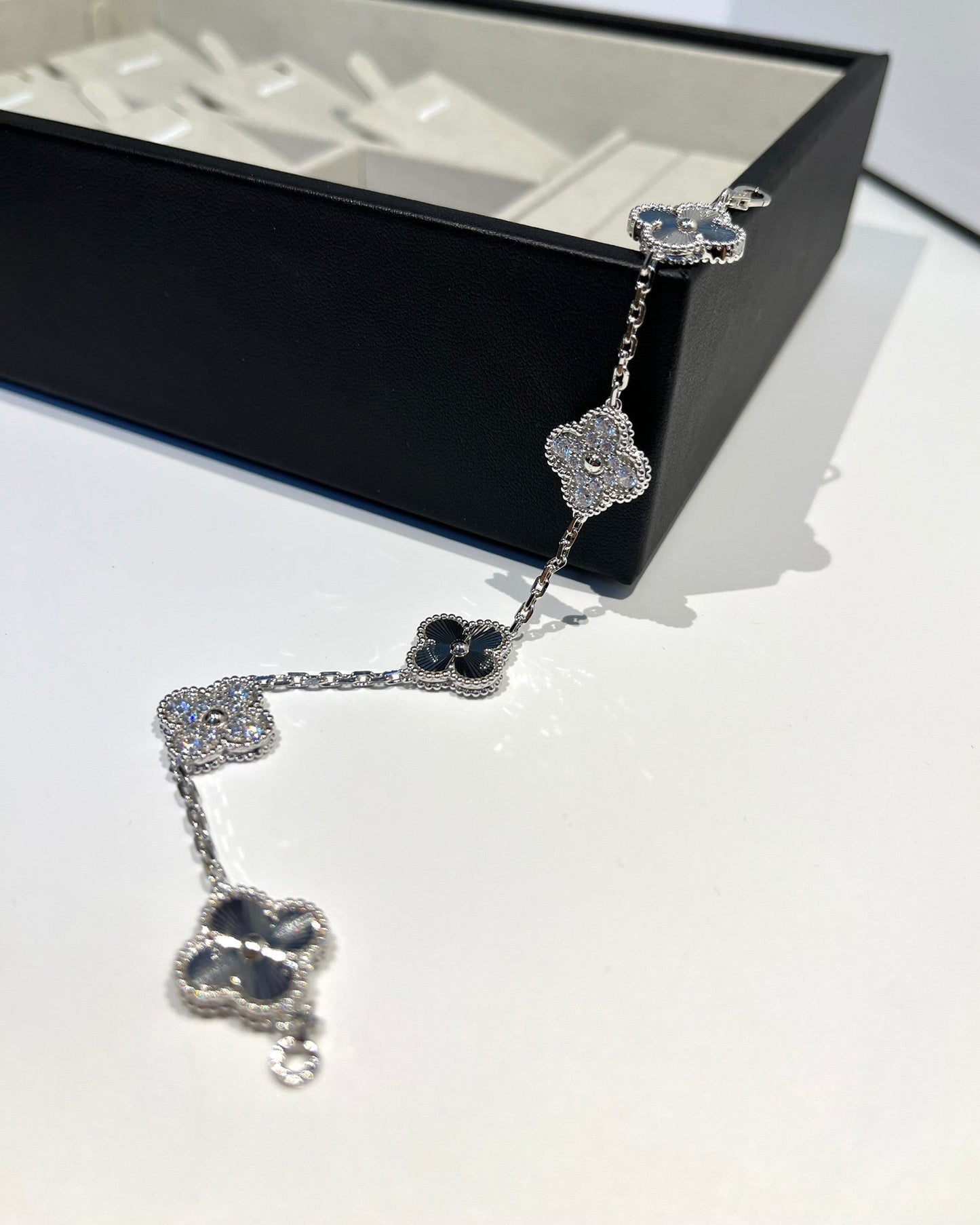 ˇGilded EraˇCLOVER 5 MOTIF SILVER DIAMOND BRACELET