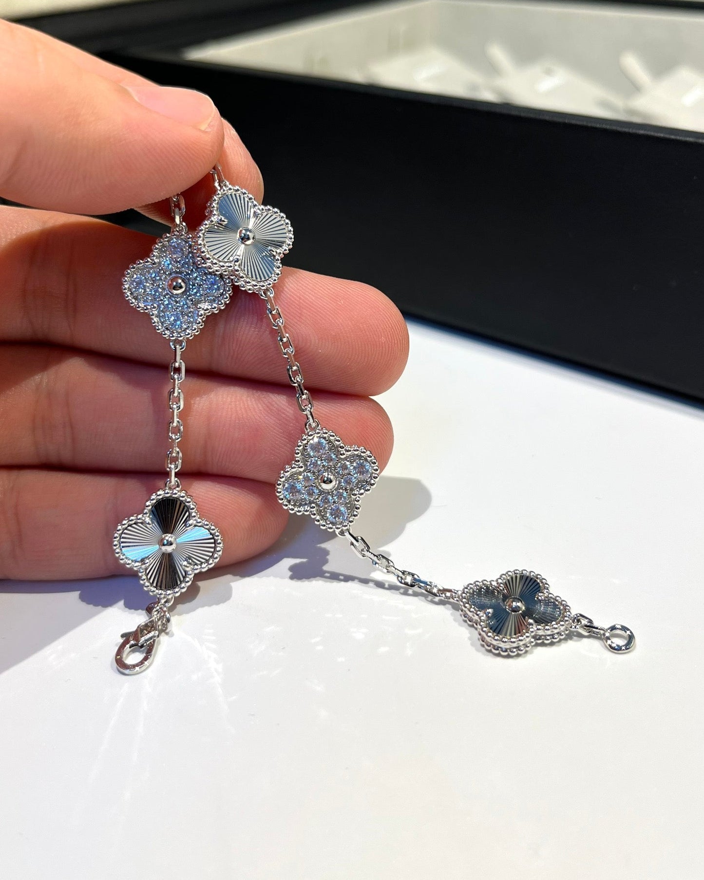 ˇGilded EraˇCLOVER 5 MOTIF SILVER DIAMOND BRACELET