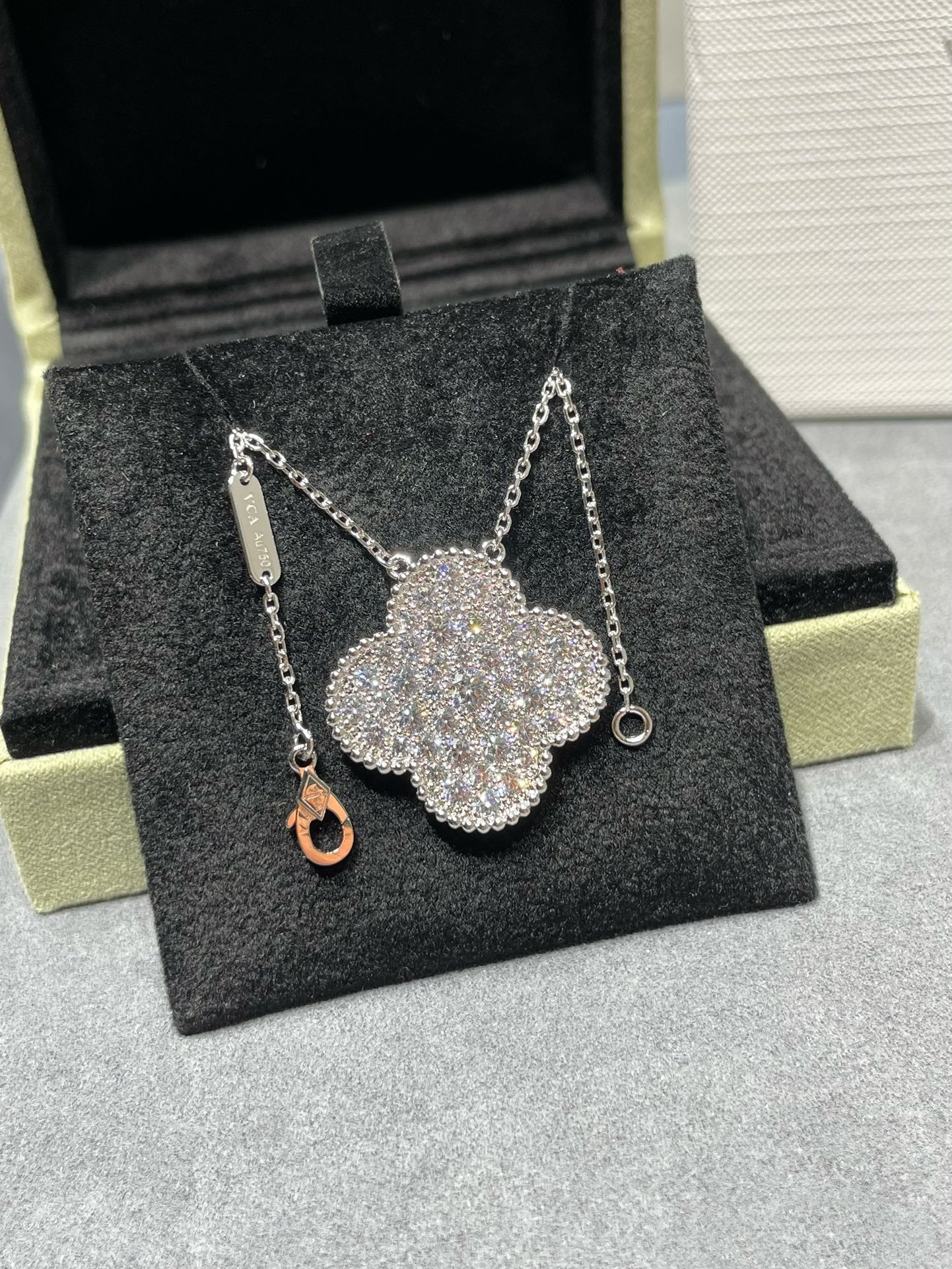 ˇGilded EraˇCLOVER 25MM LARGE PENDANT DIAMOND PAVED SILVER NECKLACE