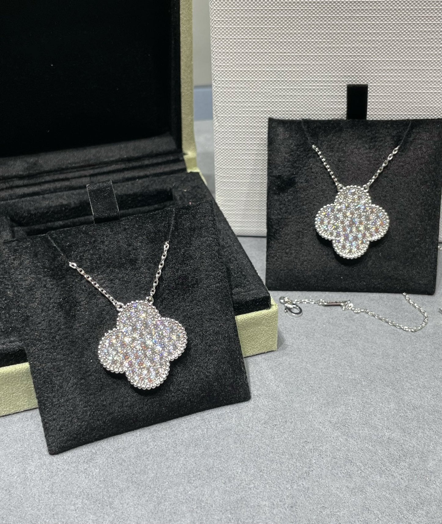 ˇGilded EraˇCLOVER 25MM LARGE PENDANT DIAMOND PAVED SILVER NECKLACE