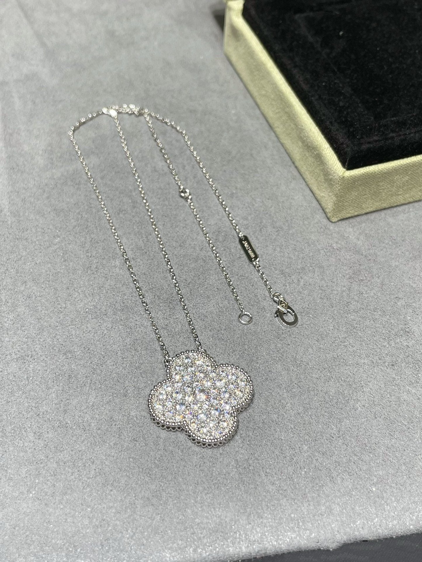 ˇGilded EraˇCLOVER 25MM LARGE PENDANT DIAMOND PAVED SILVER NECKLACE