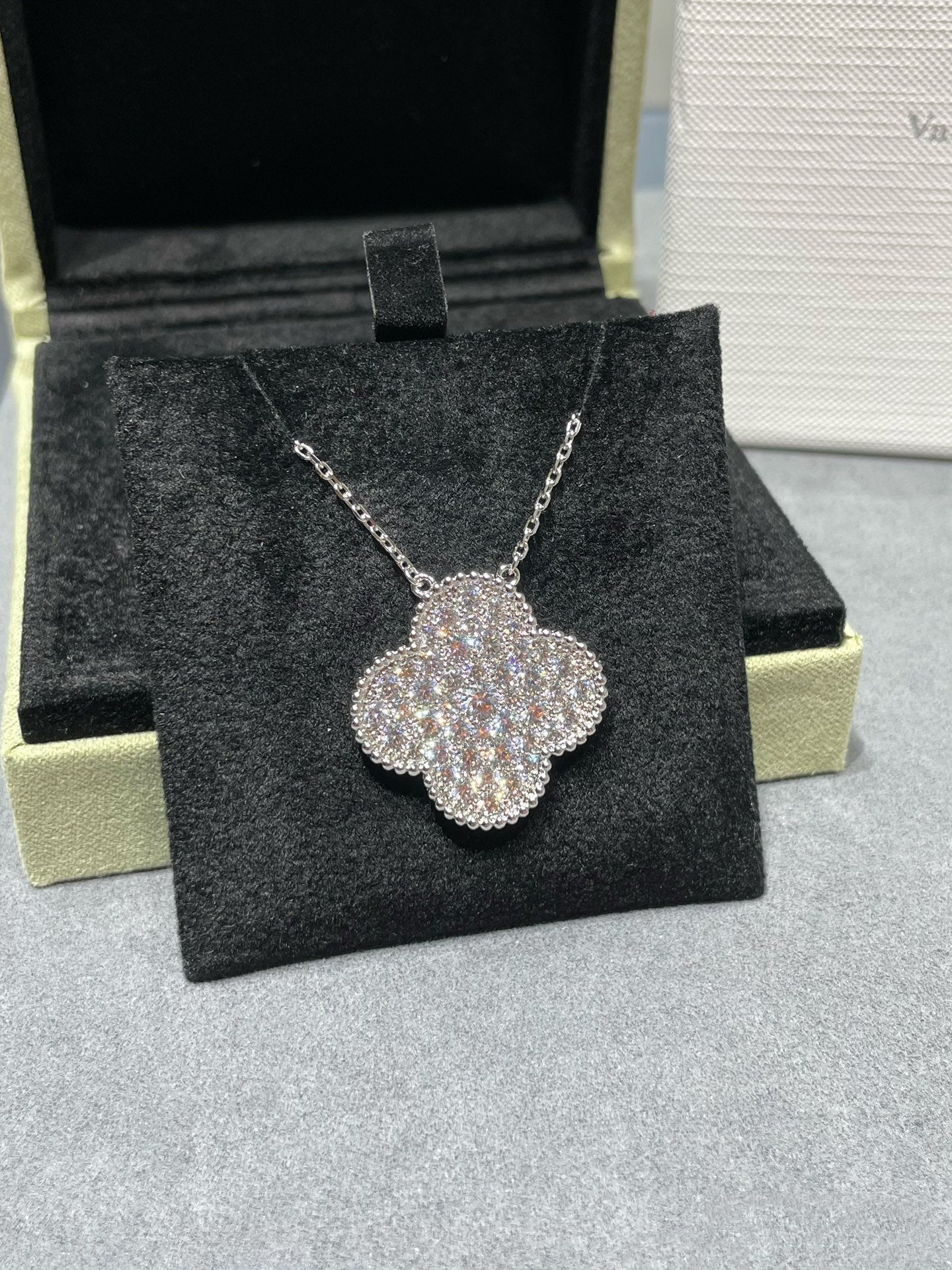 ˇGilded EraˇCLOVER 25MM LARGE PENDANT DIAMOND PAVED SILVER NECKLACE