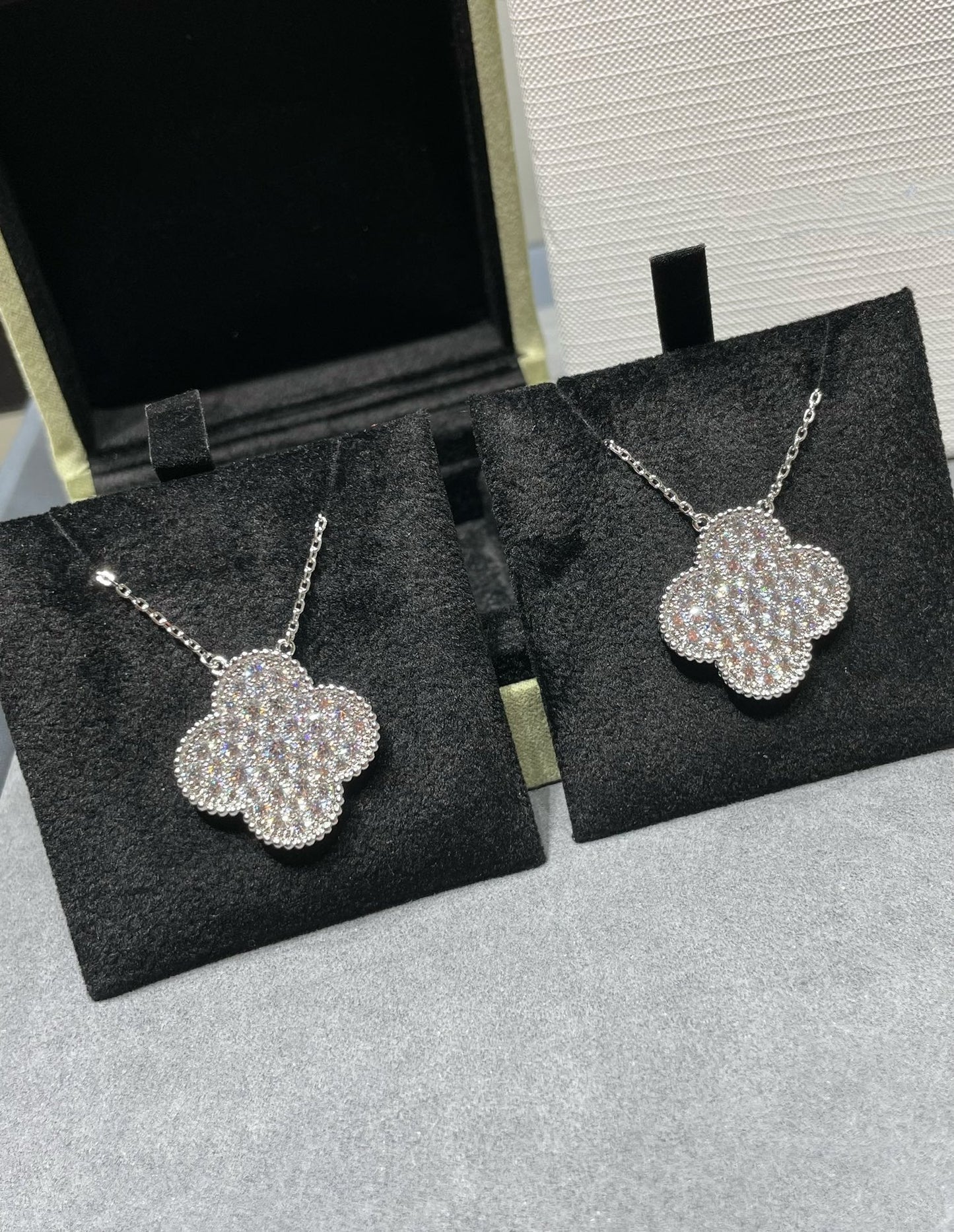 ˇGilded EraˇCLOVER 25MM LARGE PENDANT DIAMOND PAVED SILVER NECKLACE