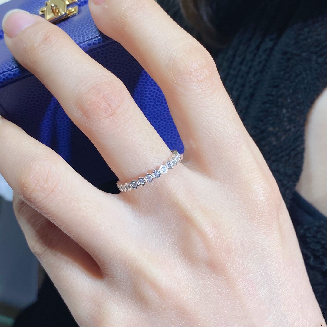 ˇGilded EraˇBEE LOVE DIAMOND PAVED SMALL RING