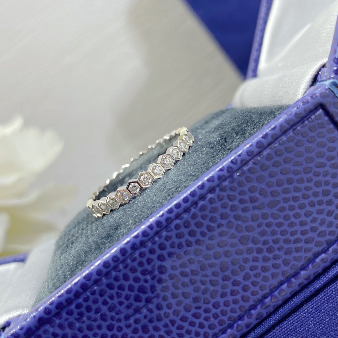 ˇGilded EraˇBEE LOVE DIAMOND PAVED SMALL RING