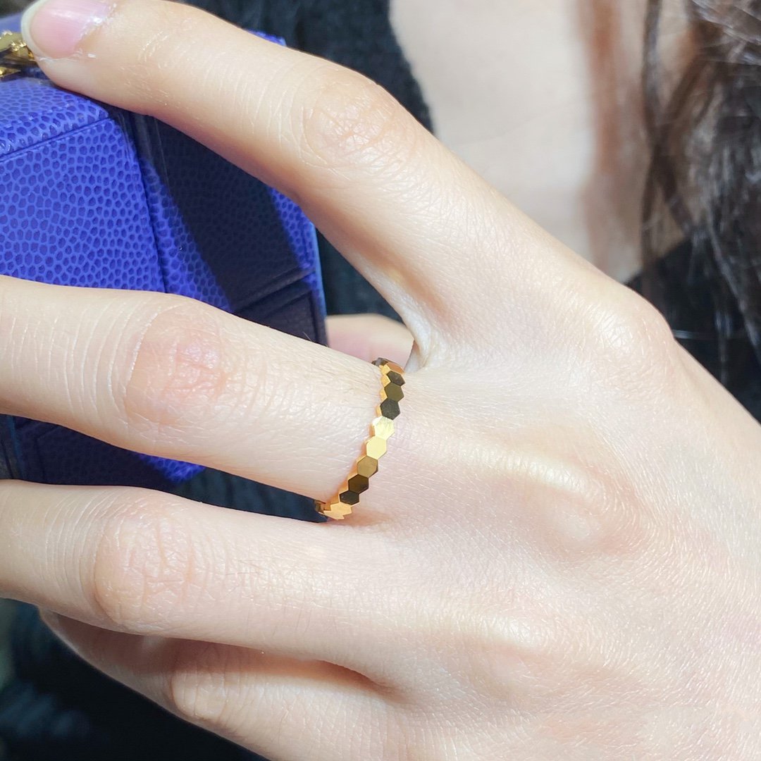 ˇGilded EraˇBEE LOVE SMALL RING