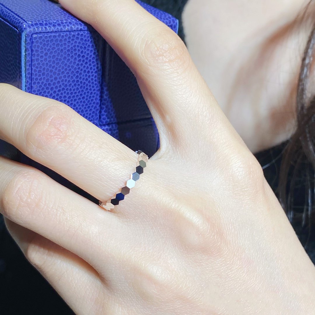 ˇGilded EraˇBEE LOVE SMALL RING