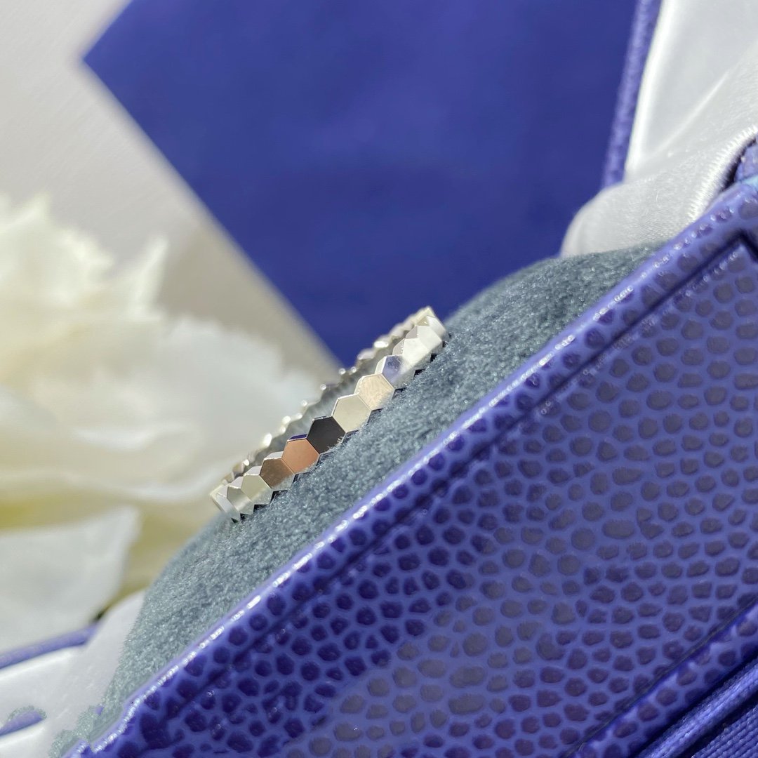 ˇGilded EraˇBEE LOVE SMALL RING