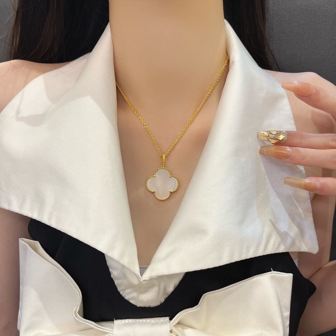 ˇGilded EraˇCLOVER 25MM MOP LARGE PENDANT NECKLACE