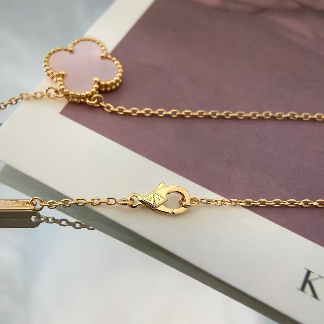 ˇGilded EraˇCLOVER 15MM PINK MOTHER-OF-PEARL SINGLE FLOWER NECKLACE