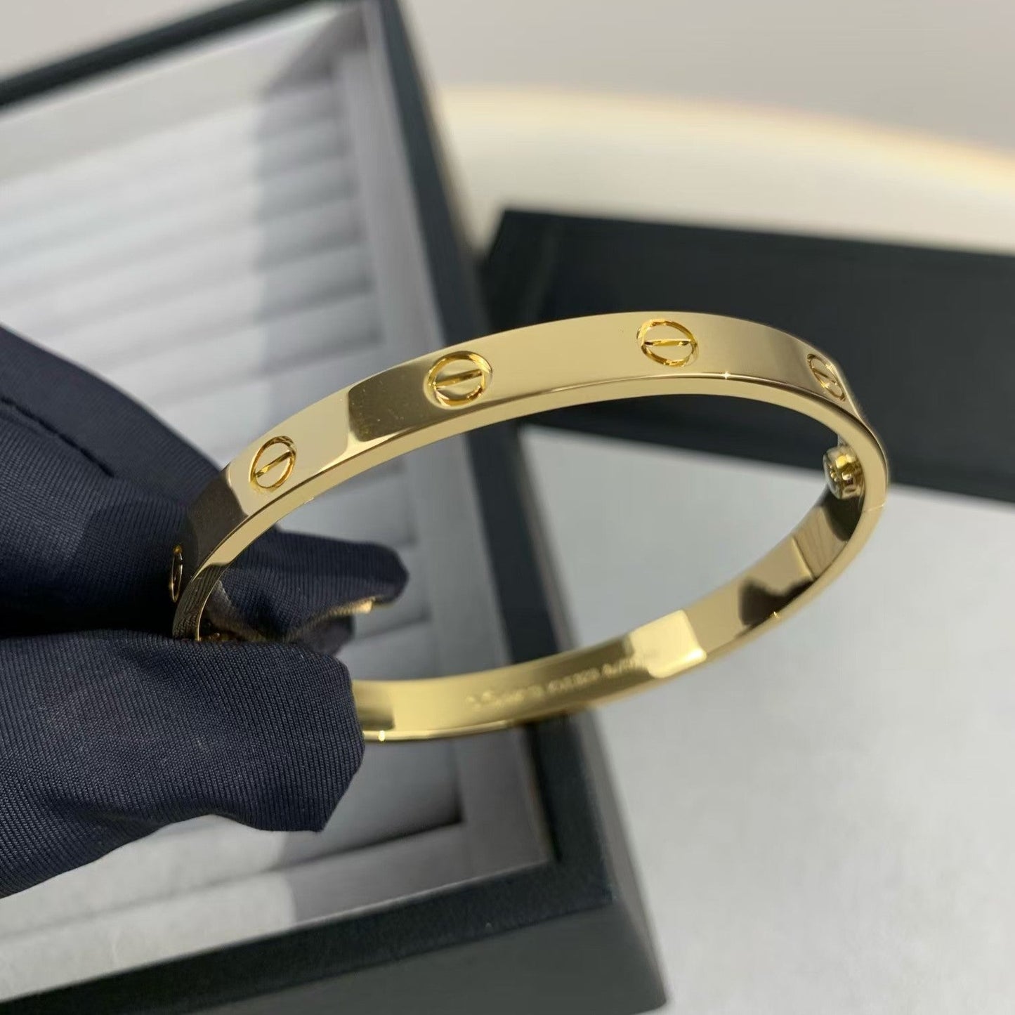 ˇGilded EraˇLOVE BRACELET 6.1MM